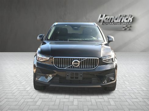 Used 2025 Volvo XC40 B5 Core image 3