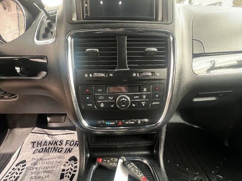 Used 2017 Dodge Grand Caravan SXT w/ Driver Convenience Group FWD image 13