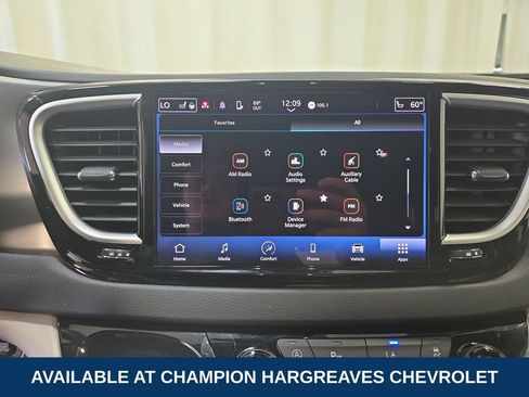 Used 2023 Chrysler Pacifica Touring-L FWD image 18