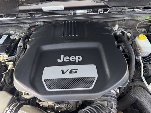 Used 2018 Jeep Wrangler Unlimited Sahara w/ Max Tow Package AWD/4WD image 28