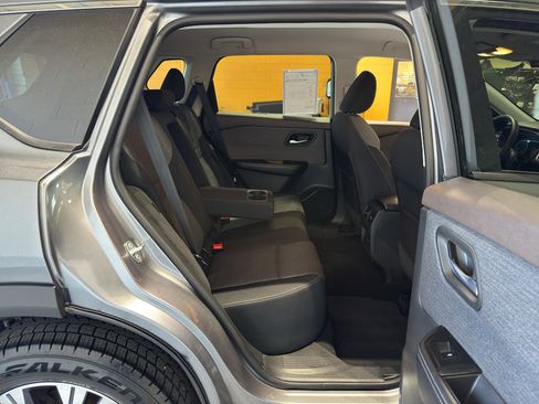 Used 2021 Nissan Rogue SV image 18