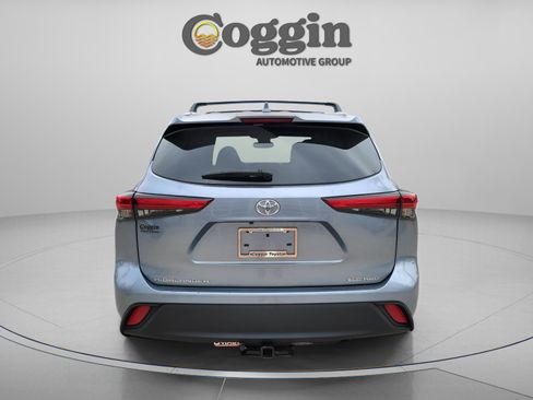 Used 2021 Toyota Highlander XLE AWD/4WD image 3