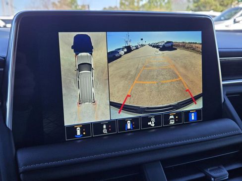 Used 2023 GMC Yukon XL SLT w/ SLT Luxury Package image 14