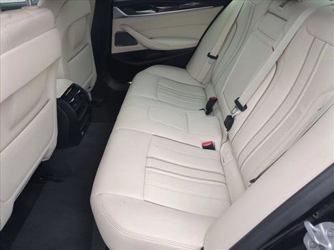 Used 2021 BMW 530e w/ Premium Package image 19