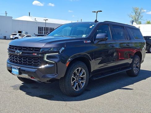 Certified 2023 Chevrolet Suburban Z71 w/ Luxury Package AWD/4WD image 3