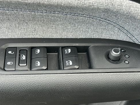 Used 2024 Jeep Compass Latitude image 11