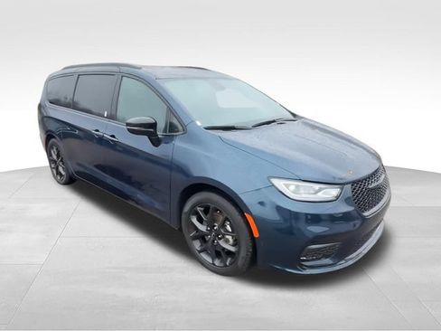 Used 2025 Chrysler Pacifica Limited FWD image 2