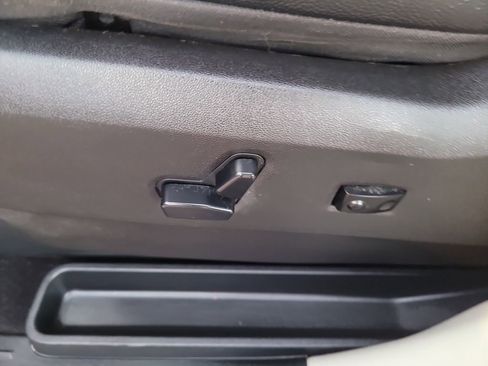 Used 2015 Chrysler Town & Country Touring image 20