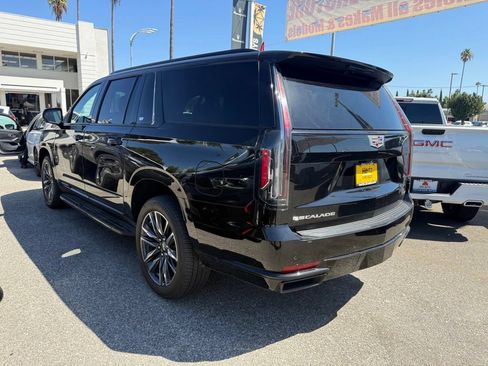 Used 2023 Cadillac Escalade ESV Sport AWD/4WD image 3
