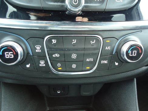 Used 2023 Chevrolet Traverse LT AWD/4WD image 17
