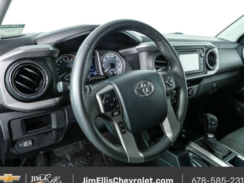Used 2017 Toyota Tacoma SR5 w/ Tow Package AWD/4WD image 4