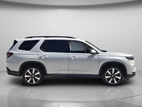 Certified 2023 Honda Pilot Touring image 3