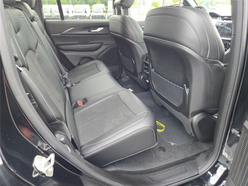 New 2025 Jeep Grand Cherokee Altitude image 11