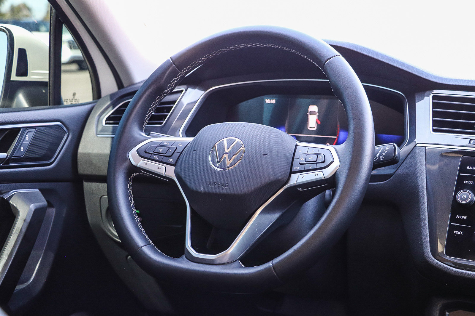 Used 2023 Volkswagen Tiguan SE w/ Panoramic Sunroof Package FWD image 16