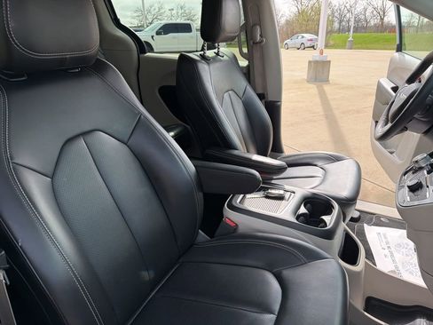 Used 2023 Chrysler Pacifica Touring-L FWD image 24