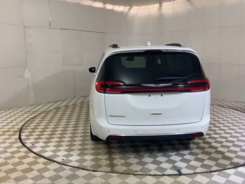 Used 2021 Chrysler Pacifica Touring w/ Cold Weather Group image 7