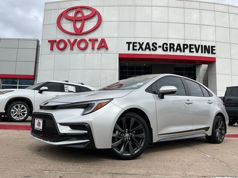 Used 2025 Toyota Corolla SE image 2