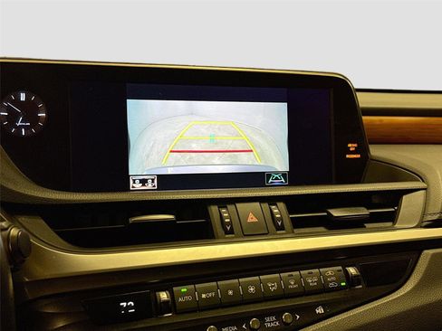 Used 2019 Lexus ES 300h w/ Luxury Package image 14