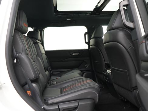 Used 2025 Nissan Armada PRO-4X w/ Pro-4X Premium Package AWD/4WD image 15