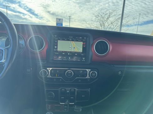 Used 2022 Jeep Gladiator Rubicon w/ Cold Weather Group image 16