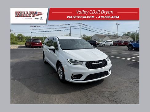Used 2023 Chrysler Pacifica Touring-L FWD image 1