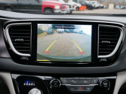 Certified 2024 Chrysler Pacifica Touring-L image 27