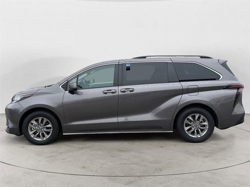 Used 2023 Toyota Sienna LE image 2