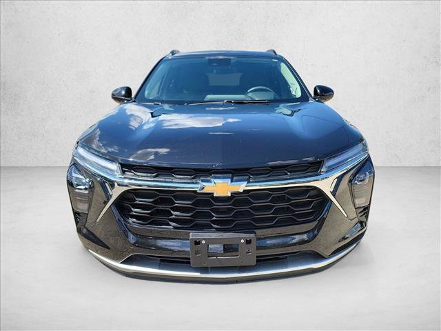 Used 2025 Chevrolet Trax LT FWD image 2