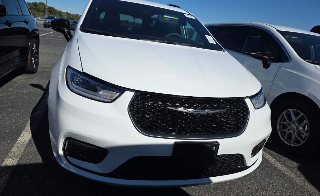 Used 2026 Chrysler Pacifica Select w/ S Appearance Package FWD image 3