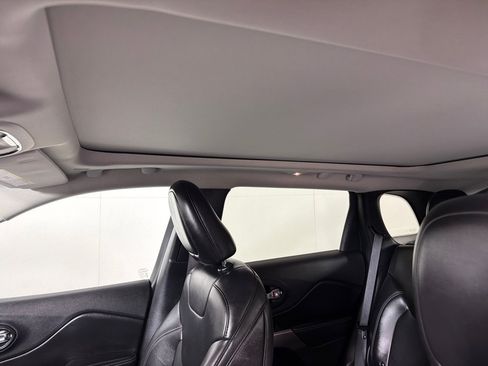 Used 2019 Jeep Cherokee Latitude Plus w/ Comfort/Convenience Group AWD/4WD image 14