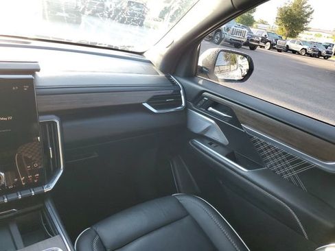 Used 2025 GMC Acadia Denali w/ Super Cruise Package FWD image 14