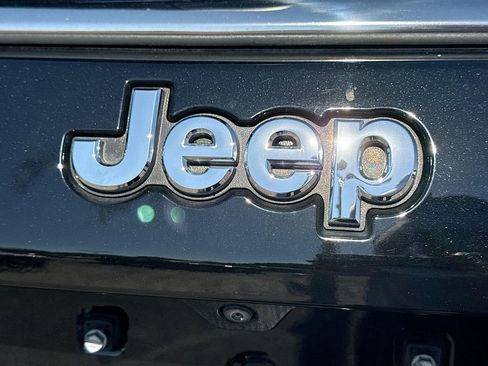 Used 2022 Jeep Compass Latitude FWD image 11