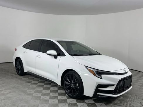 Used 2026 Toyota Corolla SE FWD image 3