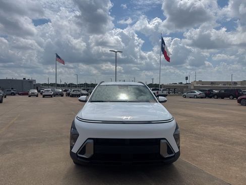 Used 2025 Hyundai Kona SEL FWD image 4