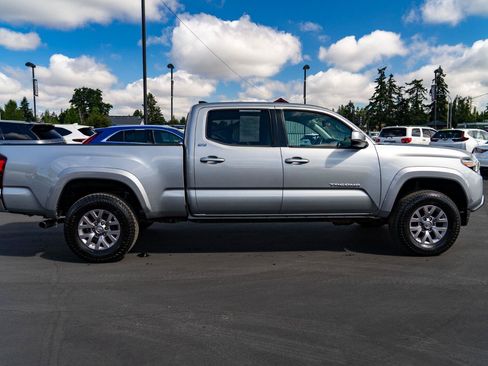 Used 2018 Toyota Tacoma SR5 AWD/4WD image 8
