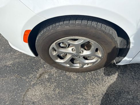 Used 2024 Chrysler Pacifica Limited image 2