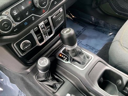 Used 2024 Jeep Wrangler Unlimited w/ Convenience Group AWD/4WD image 15