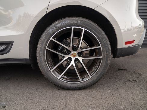 Certified 2025 Porsche Macan AWD/4WD image 23