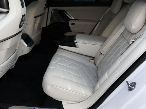 Used 2023 BMW 760i xDrive w/ Executive Package image 21