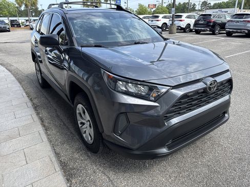 Used 2021 Toyota RAV4 LE FWD image 5