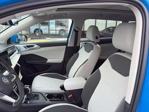 New 2026 Volkswagen Taos SE image 13