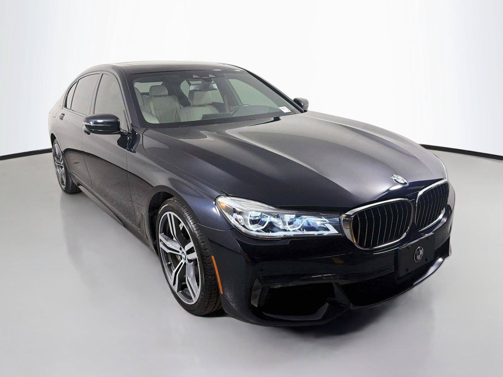 Used 2019 BMW 750i w/ M Sport Package RWD image 3