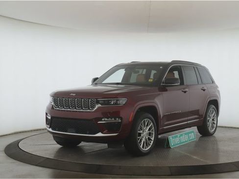 Used 2024 Jeep Grand Cherokee Summit w/ Luxury Tech Group V image 10