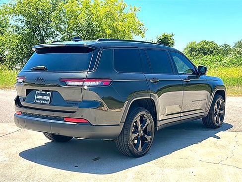 Used 2024 Jeep Grand Cherokee L Limited w/ Black Appearance Package AWD/4WD image 8