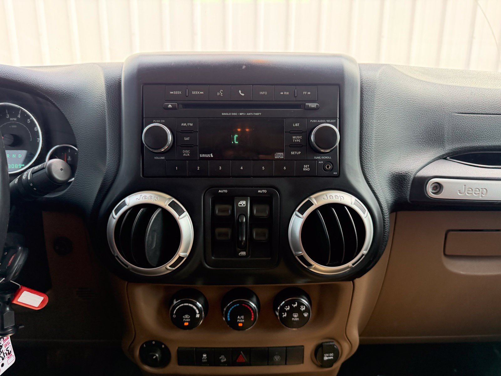 Used 2016 Jeep Wrangler Unlimited Rubicon w/ Connectivity Group AWD/4WD image 15