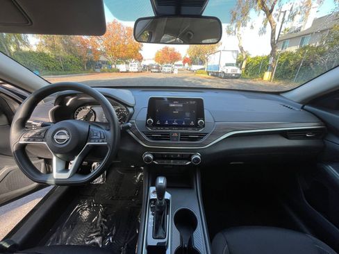 Used 2025 Nissan Altima 2.5 SV image 32