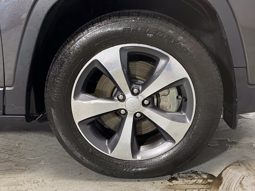 Used 2019 Jeep Cherokee Limited AWD/4WD image 11