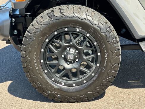Used 2020 Jeep Wrangler Unlimited Sahara AWD/4WD image 25