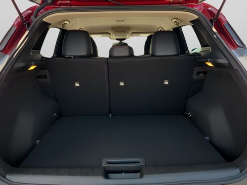 Certified 2025 Nissan Kicks SR FWD image 9
