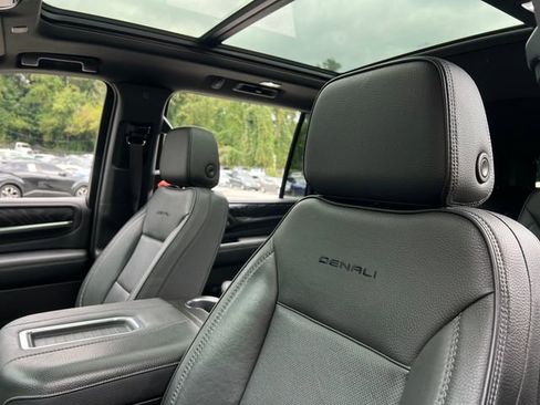 Used 2021 GMC Yukon XL Denali w/ Denali Premium Package image 15